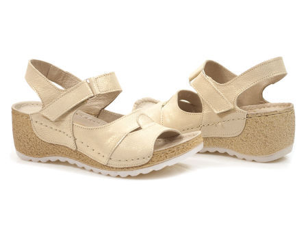 Beżowe sandały na koturnie Lemar 50086