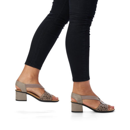 Beżowe skórzane sandały na niskim obcasie Rieker 64677-64