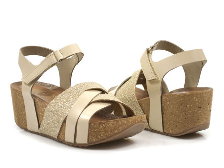 Beżowe sandały na koturnie Lemar 40361