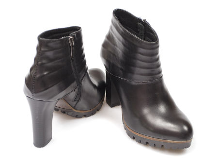Czarne botki Carinii B3013