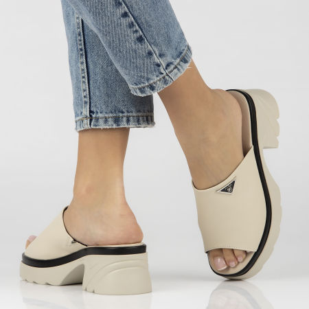 Skórzane klapki na obcasie i platformie Filippo DK4616