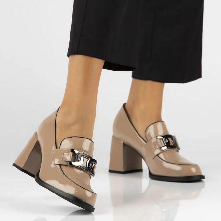 Beżowe lakierowane półbuty na obcasie Filippo DP4901